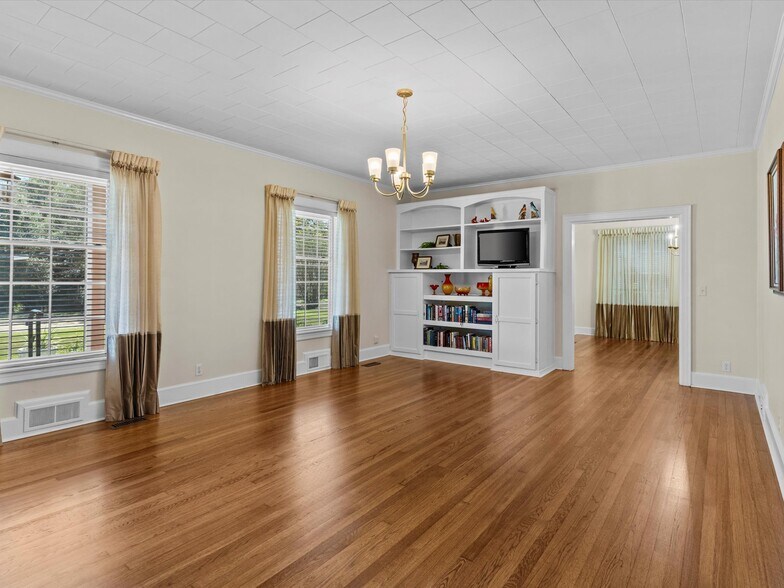 More Photos Of 302 W College St, Enterprise Flex For Sale