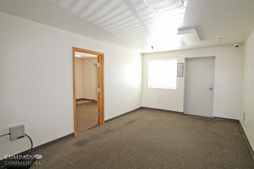 More Photos Of 62980 Boyd Acres Rd, Bend Warehouse For Lease