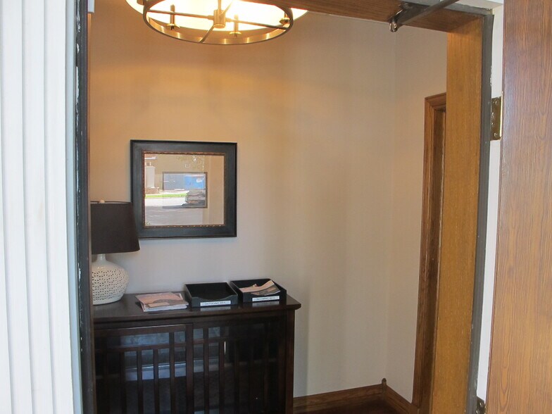 More Photos Of 1807 E Edgewood St, Springfield Office For Lease