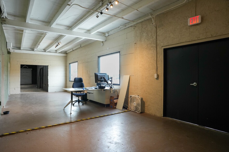 More Photos Of 4700 22nd Ave S, Saint Petersburg General Retail For Lease