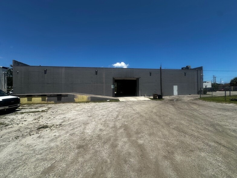 More Photos Of 2724 Shawnee Ave, West Palm Beach Showroom For Lease