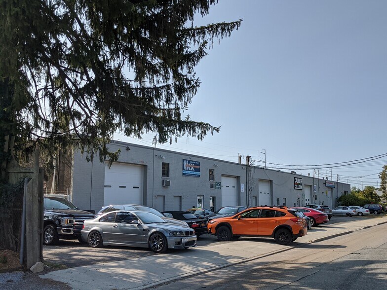 More Photos Of 130-138 Railroad St, Huntington Station Warehouse For Lease