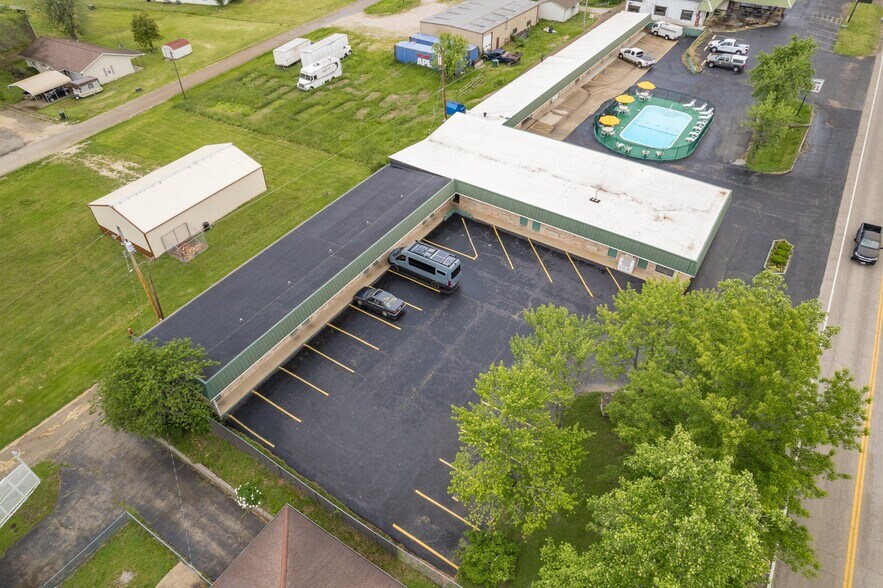 More Photos Of 310 S McCune St, Pilot Knob Hotel For Sale