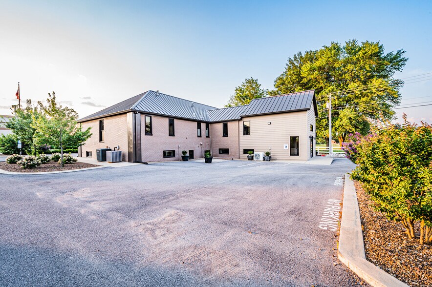 More Photos Of 1502 Westen St, Bowling Green Office For Sale