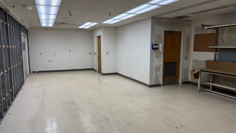 More Photos Of 2811-2827 S Business Dr, Sheboygan General Retail For Lease