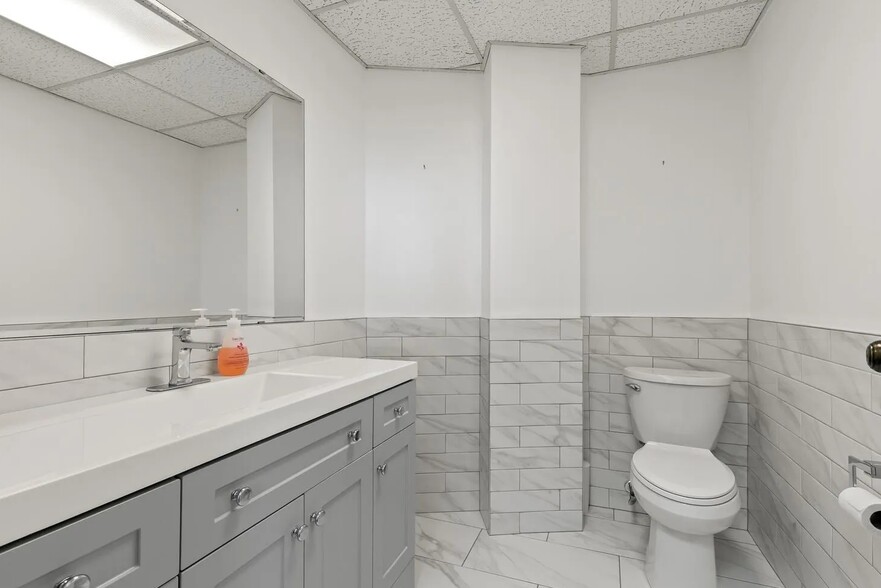 More Photos Of 696 Hamilton Rd, London Office For Lease