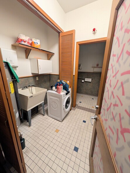More Photos Of 894 Queen St, Honolulu Storefront Retail Office For Lease