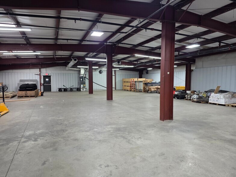More Photos Of 318 Bell Park Dr, Woodstock Distribution For Lease