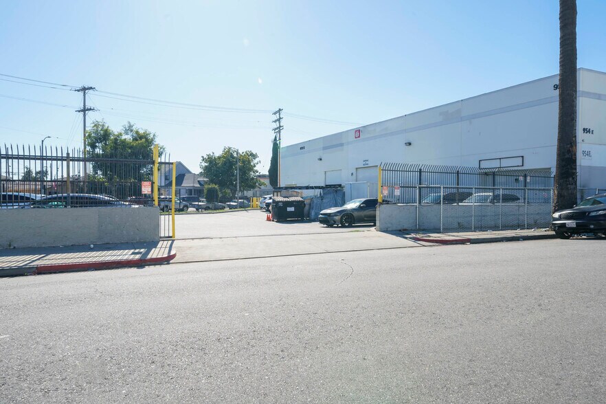 More Photos Of 936-972 E 31st St, Los Angeles Warehouse For Sale