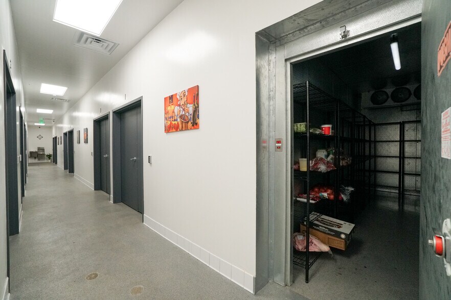 More Photos Of 1100 E 14th Pl, Los Angeles Warehouse For Lease