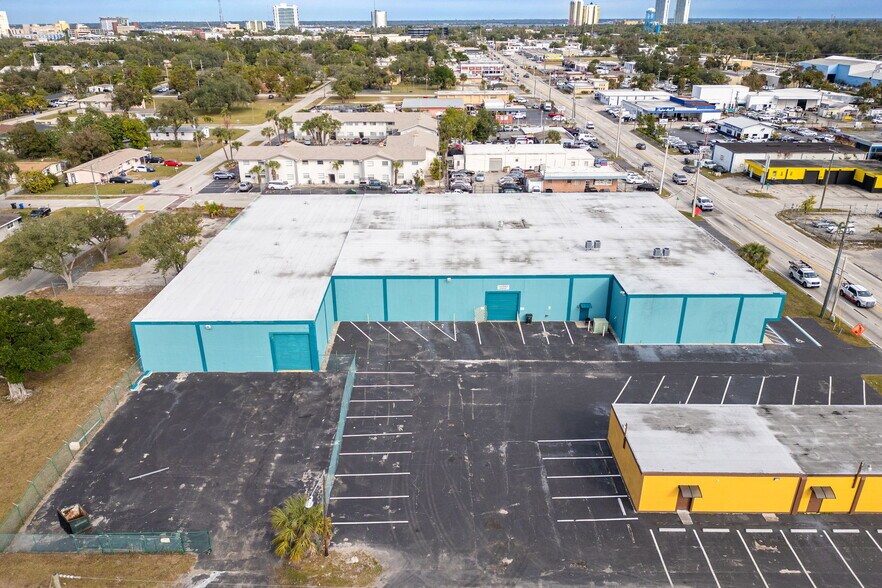 Primary Photo Of 2560 Fowler St, Fort Myers Warehouse For Lease