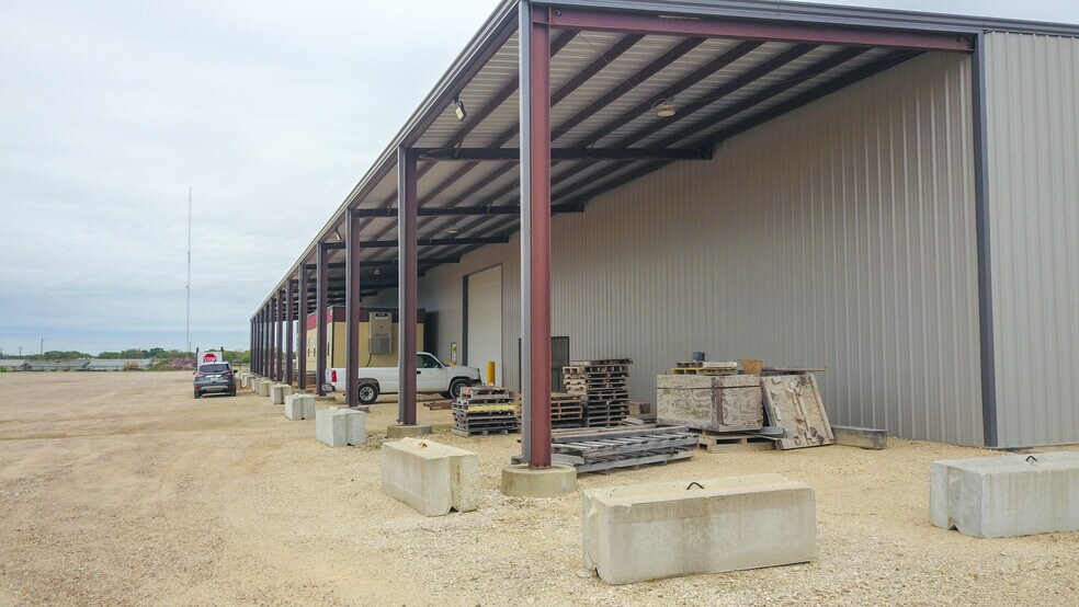 More Photos Of 236 Industrial Park Dr, Victoria Warehouse For Lease