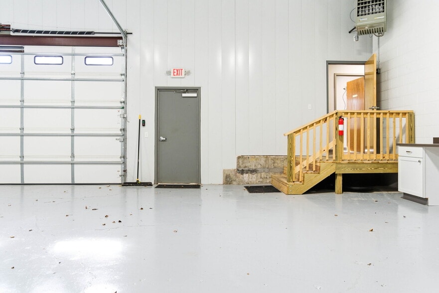 More Photos Of 13720 Aiken Rd, Louisville Warehouse For Lease