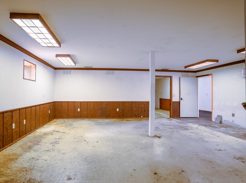 More Photos Of 220 Davenport Blvd, Davenport General Retail For Sale