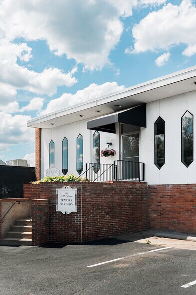 More Photos Of 6819 Elm St, McLean Office For Lease