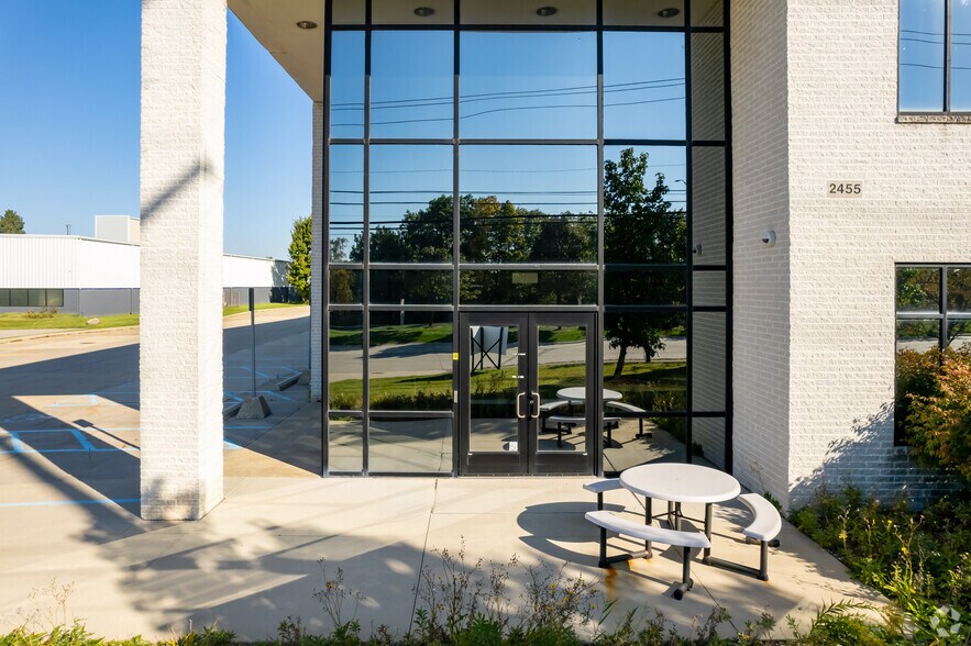 More Photos Of 2455 Featherstone Rd, Auburn Hills Warehouse For Lease