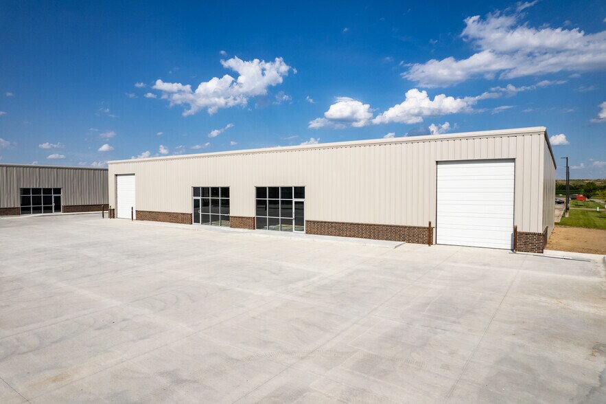 More Photos Of K-96 and Hoover, Wichita Flex For Lease