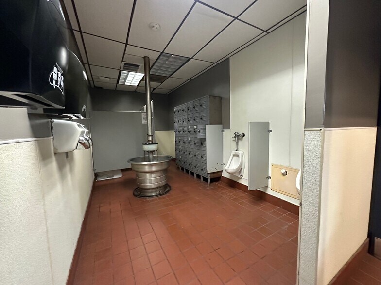 More Photos Of 7803 Hansen Rd, Houston Warehouse For Lease