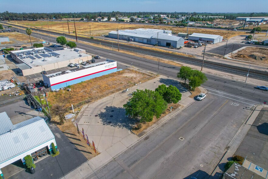 More Photos Of 695 Atwater Blvd, Atwater General Retail For Sale