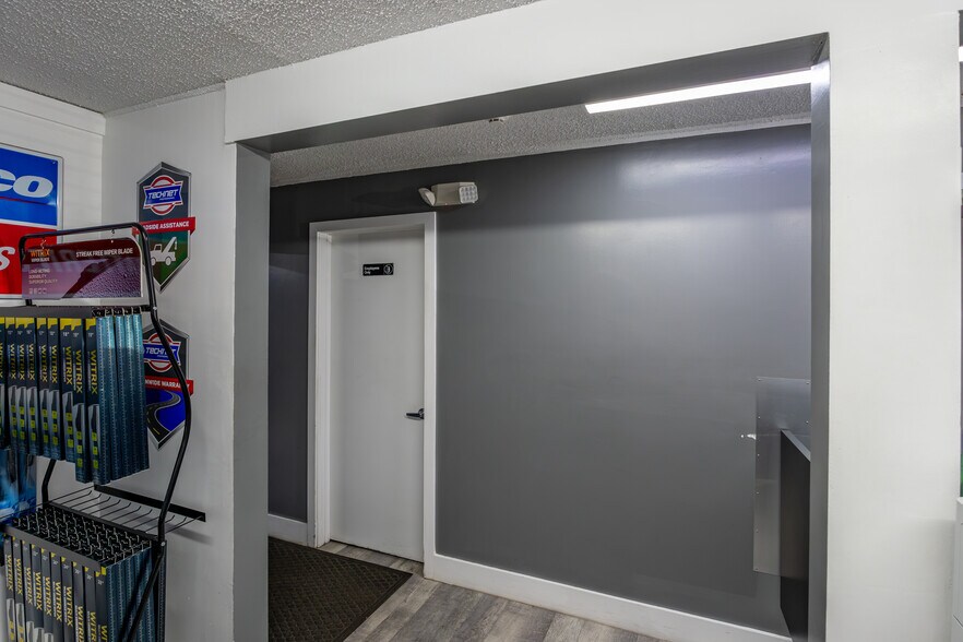 More Photos Of 5397 NE 14th Ave, Fort Lauderdale Service For Sale