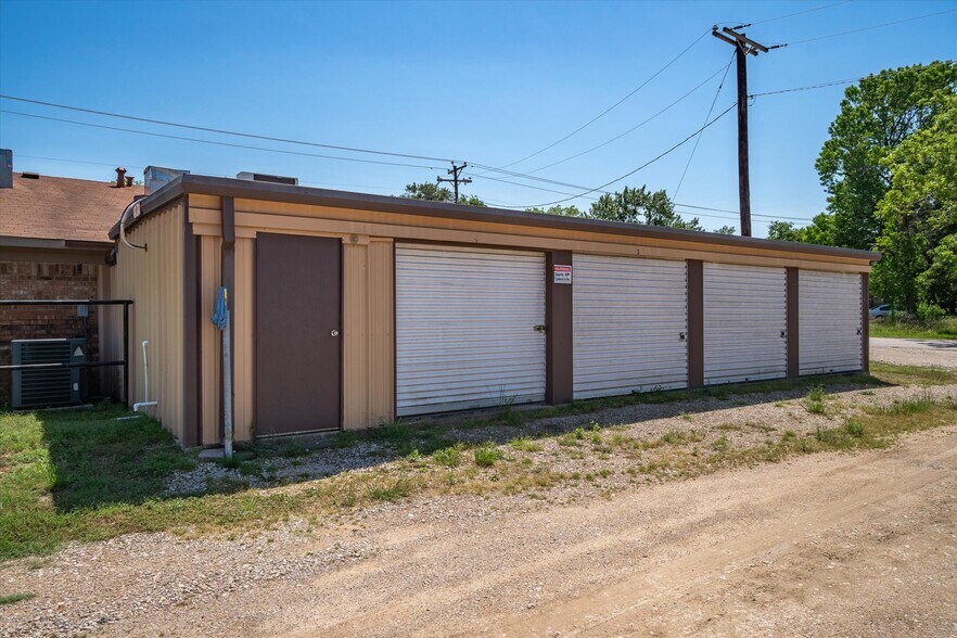 More Photos Of 701 E Pine St, Edgewood Flex For Lease
