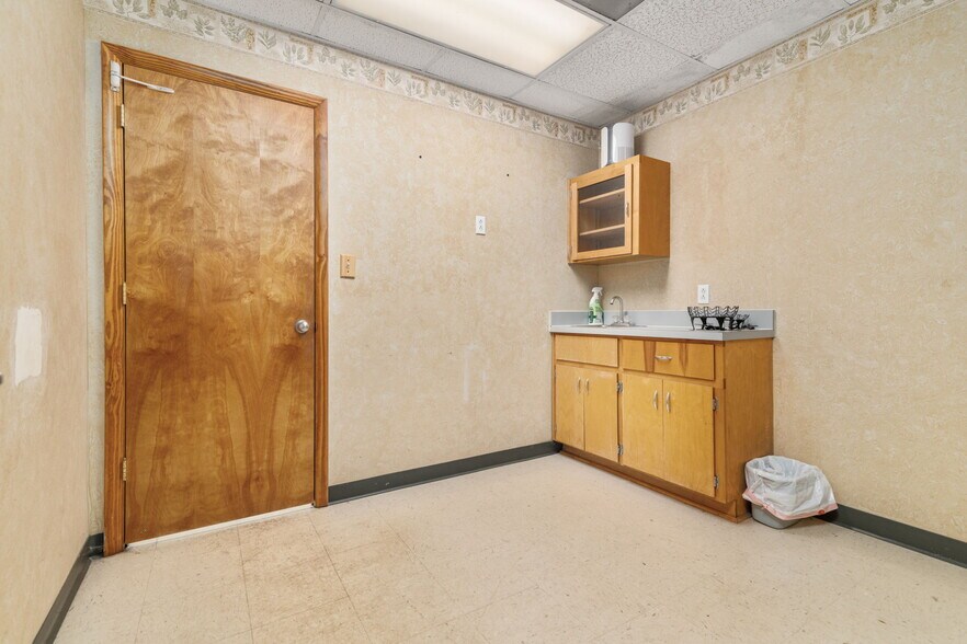 More Photos Of 3431 Waterlick Rd, Lynchburg Veterinarian Kennel For Sale