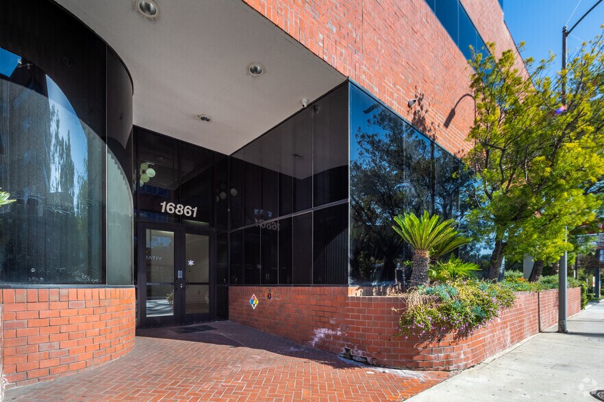 More Photos Of 16861 Ventura Blvd, Encino Office For Lease