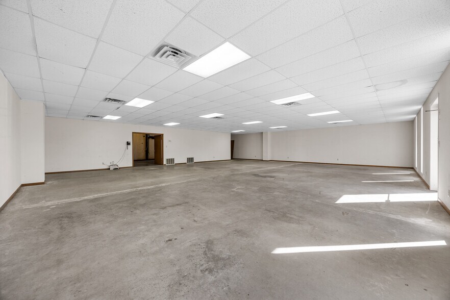 More Photos Of 121 W 5th St, Tipton Showroom For Sale