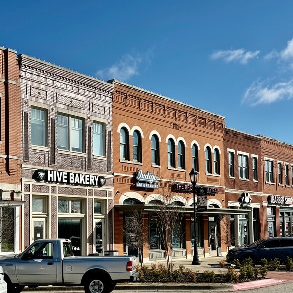 More Photos Of 300-900 Parker Sq, Flower Mound Unknown For Lease