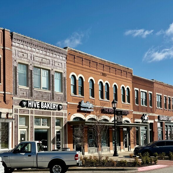 More Photos Of 300-900 Parker Sq, Flower Mound Unknown For Lease