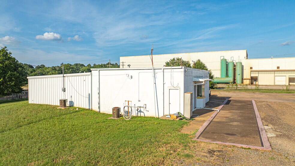 More Photos Of 220 Progress Blvd, Longview Warehouse For Lease