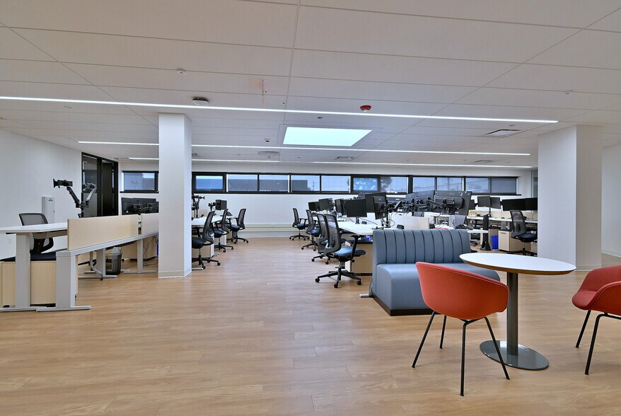 More Photos Of 2100 W 21st St, Broadview Light Manufacturing For Lease