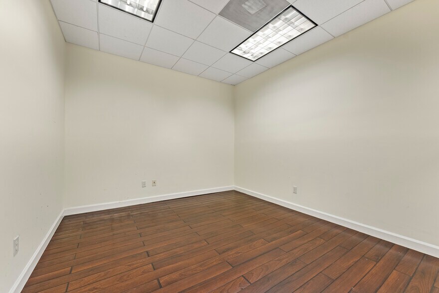 More Photos Of 20165-20199 NE 16th Pl, Miami Flex For Lease