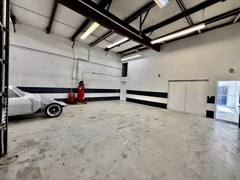 More Photos Of 222 Elm St, North Haven Warehouse For Lease
