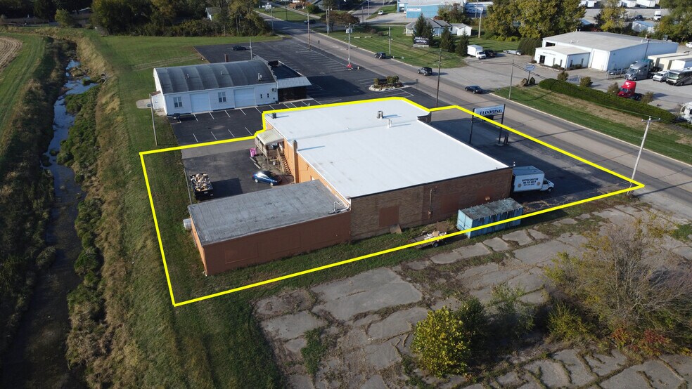 More Photos Of 1150 S Market St, Troy Freestanding For Sale