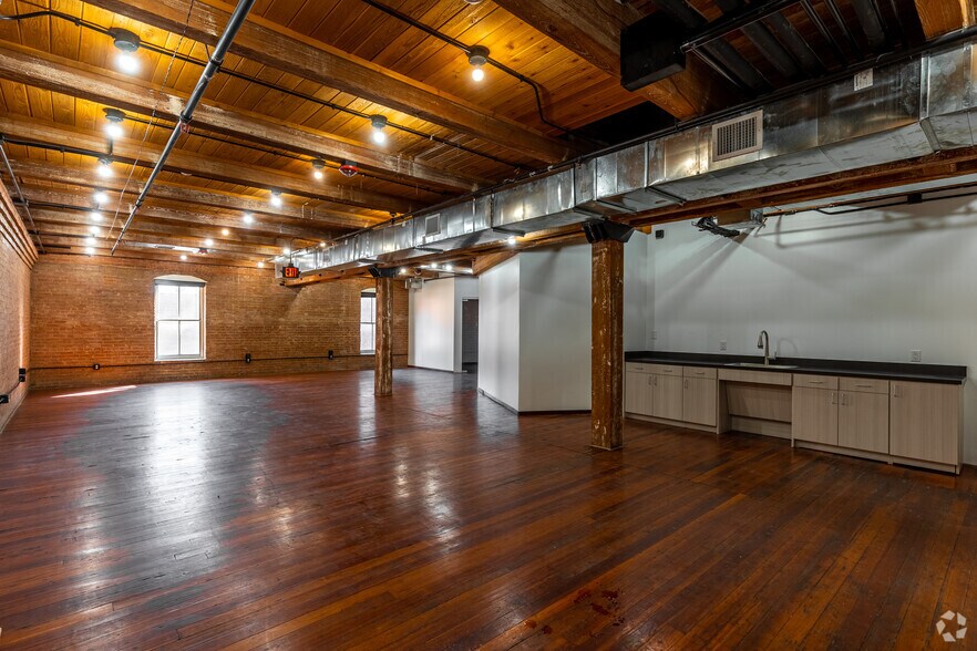 More Photos Of 208 N Market St, Dallas Office For Lease