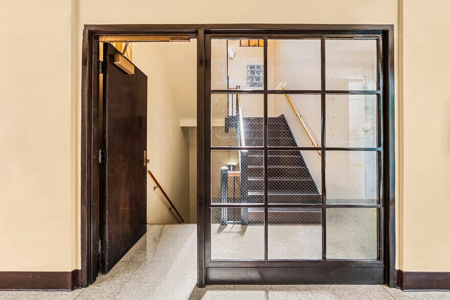 More Photos Of 6400-6404 Hollywood Blvd, Los Angeles Office For Sale