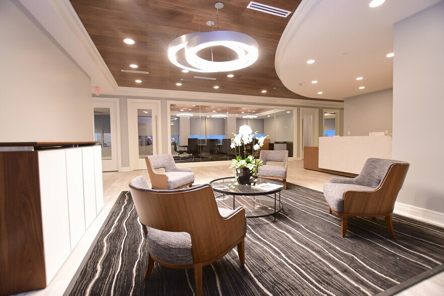 More Photos Of 250 W Main St, Lexington Office For Lease