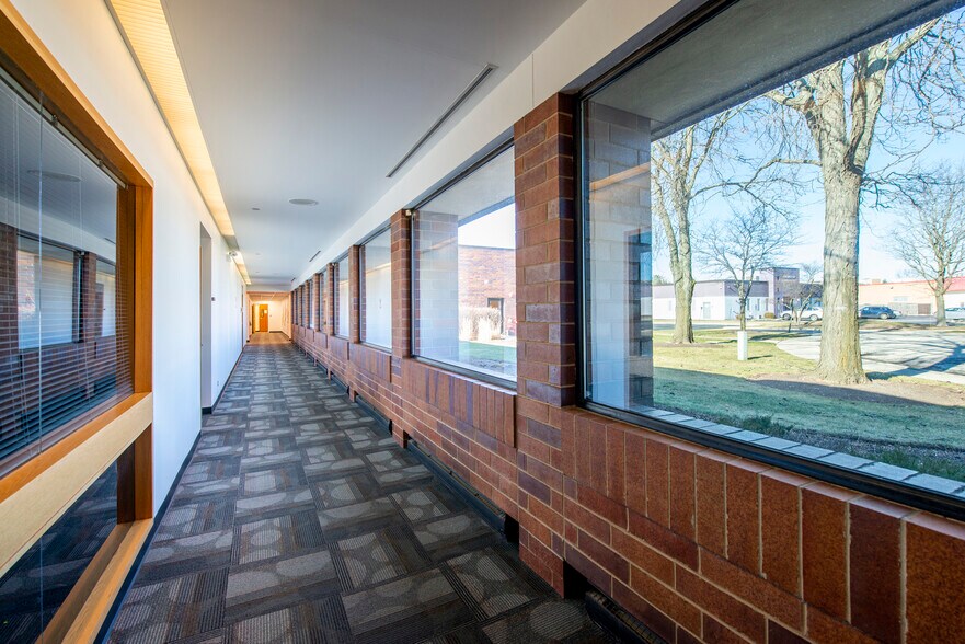 More Photos Of 5350-5360 Keystone Ct, Rolling Meadows Light Distribution For Lease