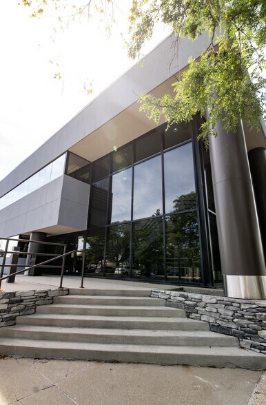 More Photos Of 1701 48th St, West Des Moines Office For Lease