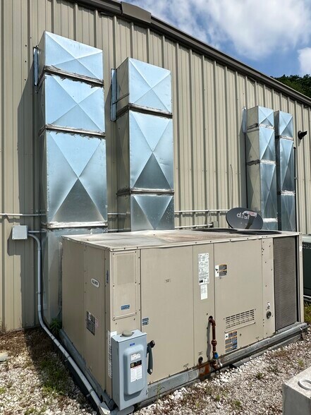 More Photos Of 277 Luther Seiber Blvd, Pioneer Restaurant For Sale