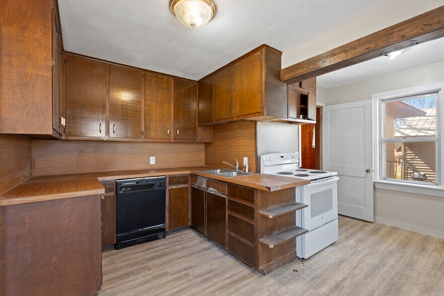 More Photos Of 300 Range St, Marshall Multifamily For Sale