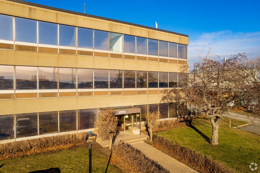 More Photos Of 255 Rue Norman, Lachine Manufacturing For Lease