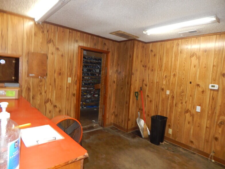 More Photos Of 143 Texas Highway 49, Hughes Springs Auto Repair For Sale