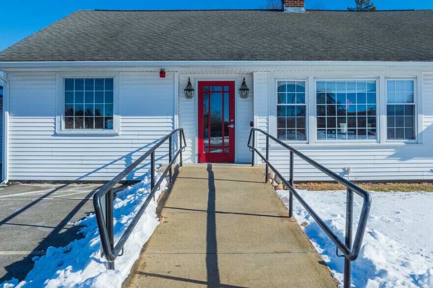 More Photos Of 1565 Lakeview Ave, Dracut Office For Sale