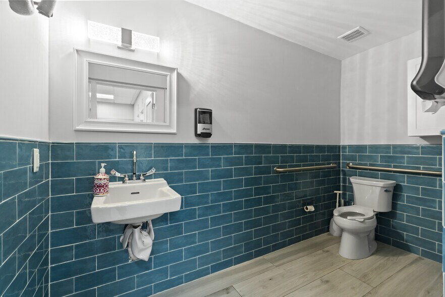 More Photos Of 3655 N Dixie Hwy, Oakland Park General Retail For Sale