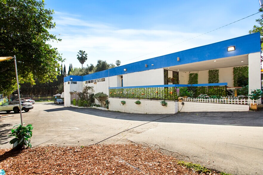 More Photos Of 4254 Eagle Rock Blvd, Los Angeles Veterinarian Kennel For Sale