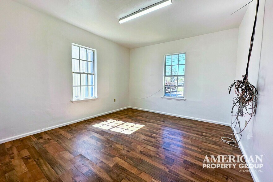 More Photos Of 5611 15th St E, Bradenton Freestanding For Lease