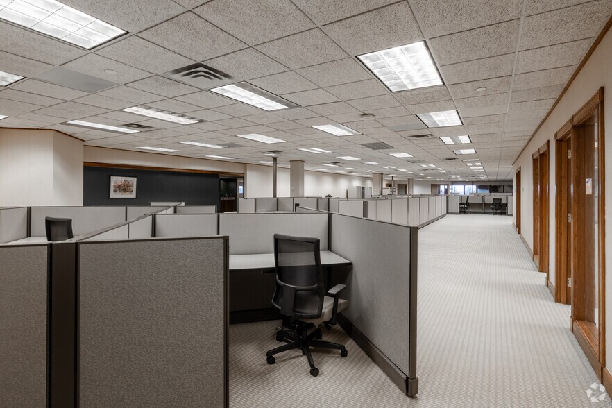 More Photos Of 700 & 734 S Waverly Rd, Holland Office For Lease