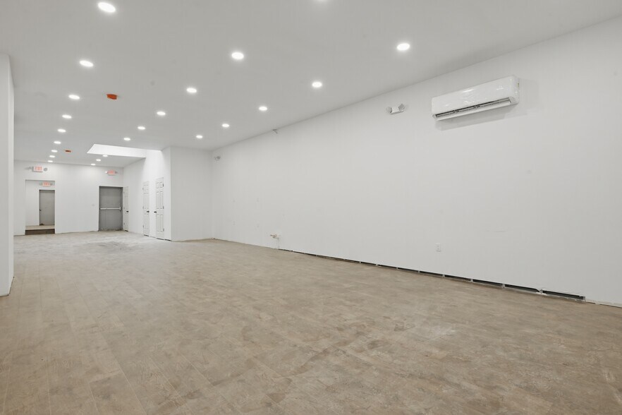 More Photos Of 1621-1623 Grand Ave, North Baldwin Storefront For Lease